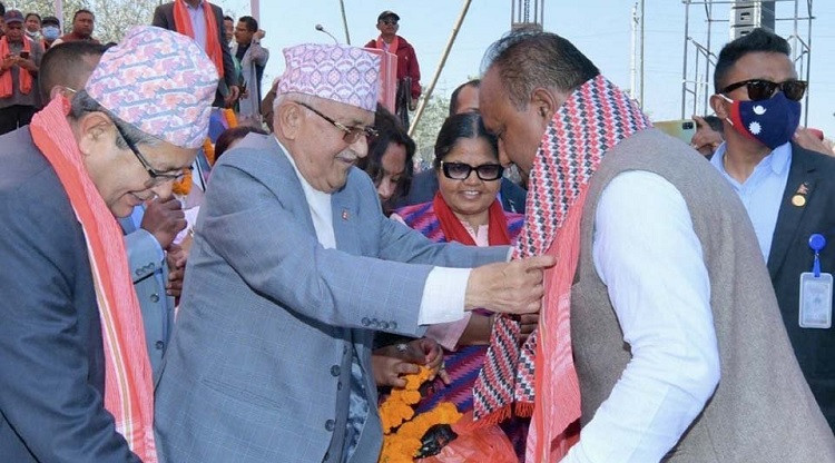 माओवादीबाट निर्वाचित मेयर र उपमेयरद्वारा एमाले प्रवेश