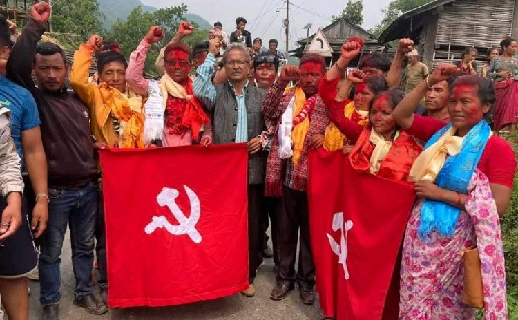 सिन्धुलीको घ्याङलेख गाउपालिका वडा न- १ मा  कमरेड बिसम्बरको प्यानल नै बिजय