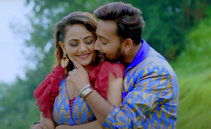 ‘ज्योतिषीले भनेको’ म्युजिक भिडियोमा अनु र लोमस शर्माको कडा ठुम्का