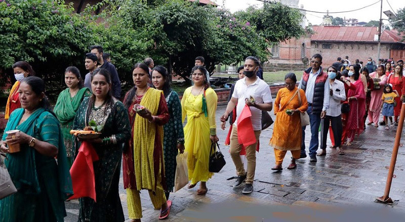 पहिलो सोमबार पशुपतिनाथको मन्दिरमा बिहानैदेखि भक्तजनको भीड