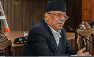 विदेशबाट मोबाइल ल्याउन गरिएको कडाइ कार्यान्वयन नगर्न प्रधानमन्त्री प्रचण्डको निर्देशन