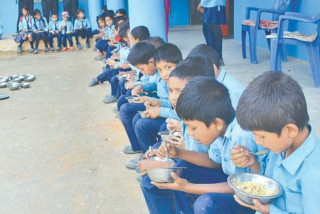 विद्यालयमा दिवा खाजा कार्यक्रमबाट ३० लाख बालबालिका लाभान्वित हुँदै