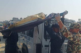 विमान दुर्घटना : विशेषज्ञ टोलीले सुरू गर्यो शव पोष्टमार्टम