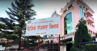 रोजगारीको खोजीमा विदेशिनेको सङ्ख्या बढ्दो, ६ महिनामा चार लाख विदेशिए !