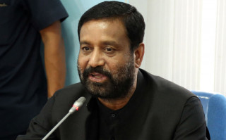 सांसद निधिले भने__'एमाले अध्यक्ष ओलीका कारण सङ्घीयता खतरामा छ'
