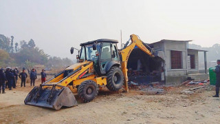 सार्वजनिक जग्गामा बनाइएका संरचना भत्काउन हर्क साम्पाङले चलाए डोजर !