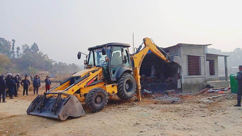 सार्वजनिक जग्गामा बनाइएका संरचना भत्काउन हर्क साम्पाङले चलाए डोजर !