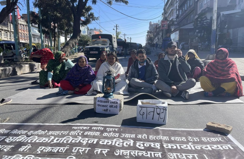 अधिकारकर्मी रुबी खानसहित ७ पक्राउ