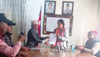 हुलाक कर्मचारीले बुझाए सञ्चारमन्त्री शर्मालाई १३ बुँदे ज्ञापन पत्र