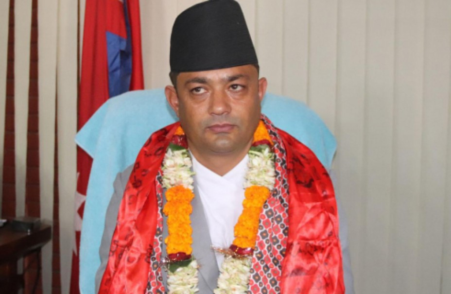 'नर्सलाई कम पारिश्रमिक दिने संस्थाको नवीकरण हुँदैन' : मन्त्री गिरी