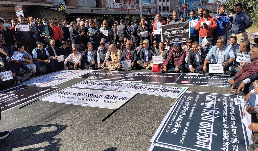 विभेदपूर्ण व्यवहार गरेको भन्दै उद्योगी व्यवसायीहरूको काठमाडौंमा प्रदर्शन 