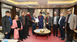 आर्थिक संकट समाधान गर्न प्रधानमन्त्री दाहाललाई माधव नेपालले बुझाए ज्ञापनपत्र