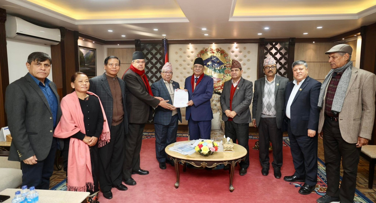 आर्थिक संकट समाधान गर्न प्रधानमन्त्री दाहाललाई माधव नेपालले बुझाए ज्ञापनपत्र