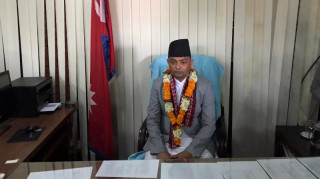 स्वास्थ्यमन्त्री गिरीले गरे मन्त्रालयका कर्मचारीको जिम्मेवारी हेरफेर