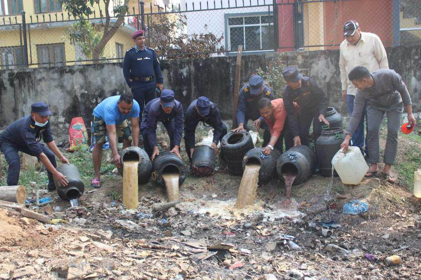 धादिङबेशीमा १ हजार लिटर घरेलु मदिरा नष्ट