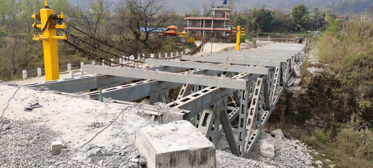 सेती नदीमाथि निर्माण भएको पक्की पुल सञ्चालनमा नआउँदै भाँचिएपछि फेरि बन्ने