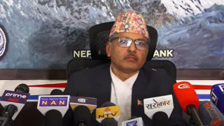 'विदेशमा बैंक डुबेको हल्ला चले पनि नेपालमा त्यस्तो मन्दि छैन, बैंकहरु डुब्दैनन्' : गभर्नर अधिकारी