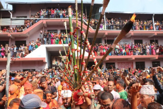 भक्तपुरको बोडेमा आज जिब्रो छेड्ने जात्रा : २७ वर्षका सुजन बागले पहिलो पटक जिब्रो छेडाउँदै