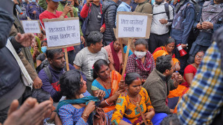 बालुवाटार, संसद् भवन र सिंहदरबार अगाडी आन्दोलन गर्दै मिटरब्याज पीडित
