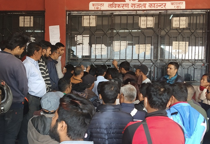 जनताको बढी भीड लाग्ने कार्यालय बिचौलियाको घेराबन्दीमा