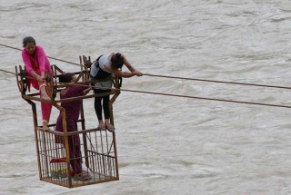 तुइनबाट खसेर ६५ वर्षमा ६४ ले गुमाए ज्यान