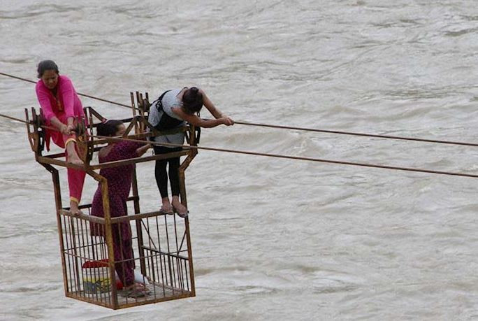 तुइनबाट खसेर ६५ वर्षमा ६४ ले गुमाए ज्यान