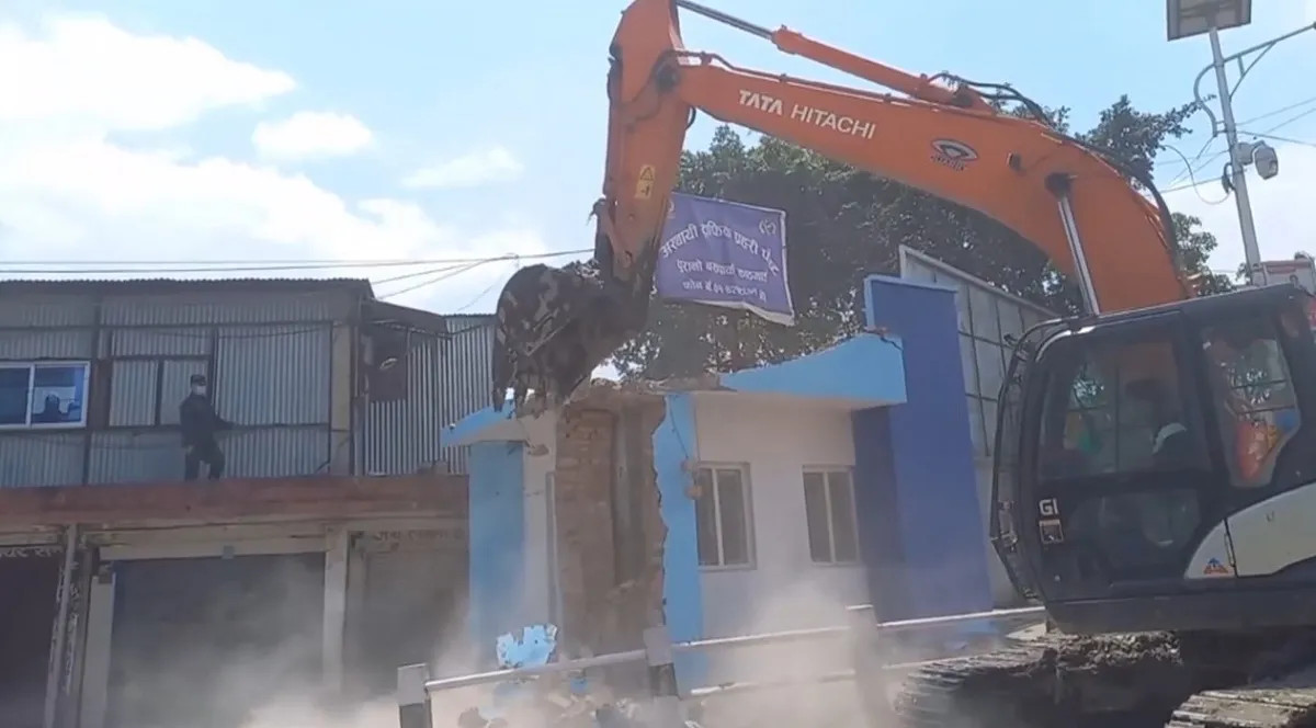 पुरानो बसपार्कमा रहेको प्रहरी बिटमा महानगरको डोजर