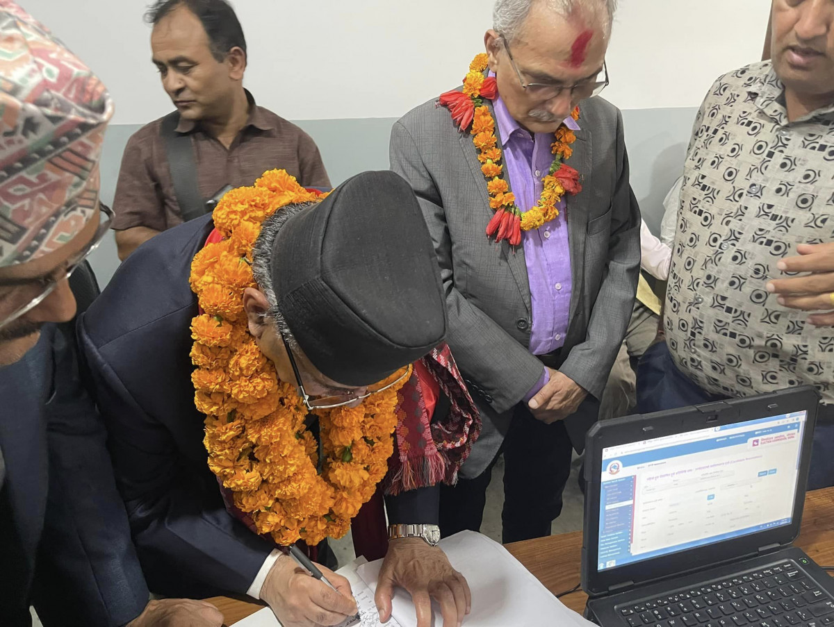 प्रचण्ड र बाबुरामविरुद्ध युद्ध अपराधको मुद्दा दर्ता गर्न सर्वोच्चमा रिट