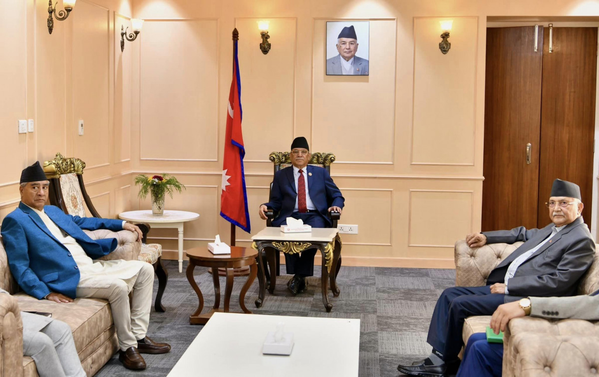 भारत भ्रमण बारेमा प्रधानमन्त्रीले पूर्व प्रधानमन्त्री लगायतसँग छलफल गर्दै
