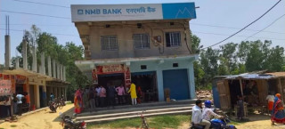 हतियार देखाएर दिउँसै बैंक लुटियो