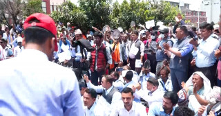 माग सम्बोधन नगरेको भन्दै शिक्षकहरूले काठमाडौंमा गरे विरोध प्रदर्शन