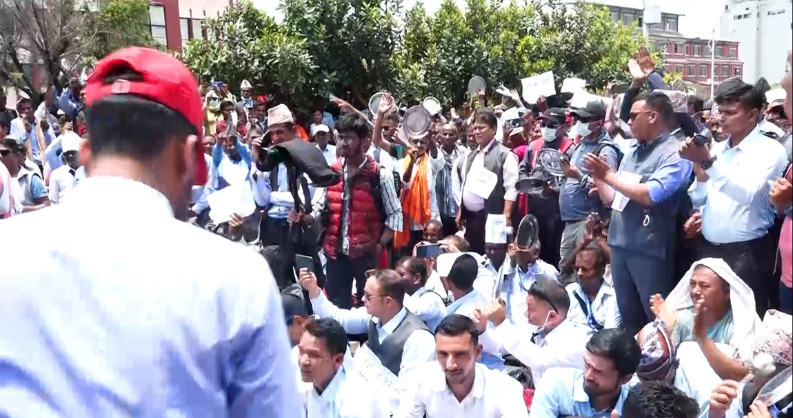 माग सम्बोधन नगरेको भन्दै शिक्षकहरूले काठमाडौंमा गरे विरोध प्रदर्शन