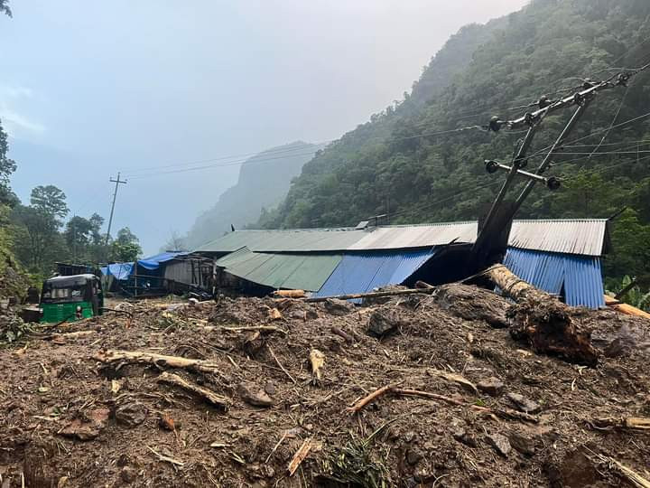 सङ्खुवासभाको हेवाखोलामा बाढी :  सात घर बगायो, १७ जना सम्पर्कविहीन