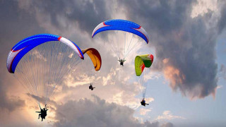 पोखरामा प्याराग्लाइडिङ शुल्क बढ्यो, अबदेखि कति तिर्नुपर्छ ? 