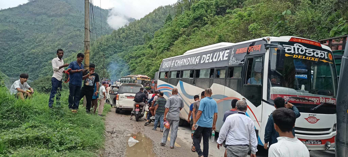 मुग्लिन–नारायणगढ सडकखण्ड फेरि बन्द, पानी परिरहेकाले पहिरो हटाउन समस्या
