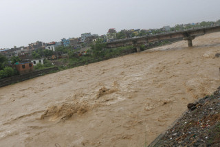 बुटवल, पाल्पा र आसपासमा अत्यधिक वर्षा, तिनाउ नदीमा खतराको संकेत पार !