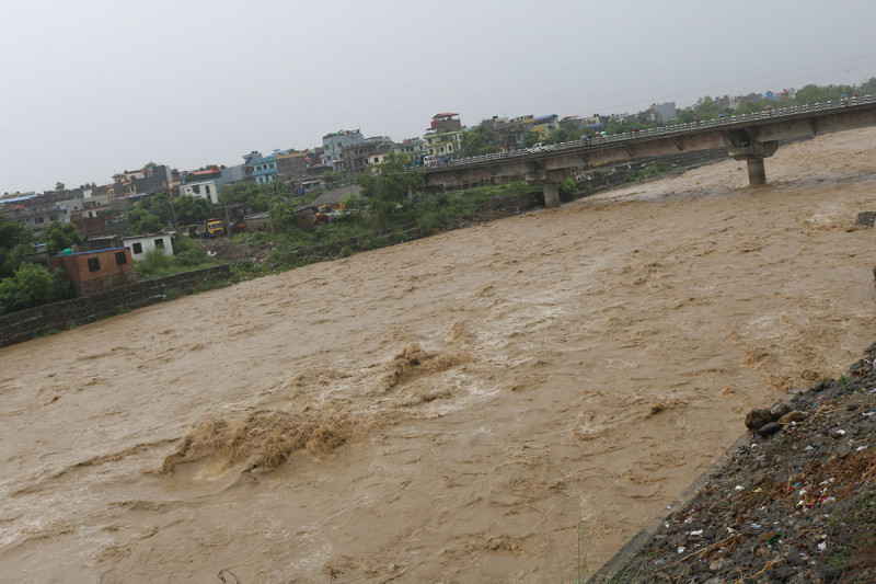 बुटवल, पाल्पा र आसपासमा अत्यधिक वर्षा, तिनाउ नदीमा खतराको संकेत पार !