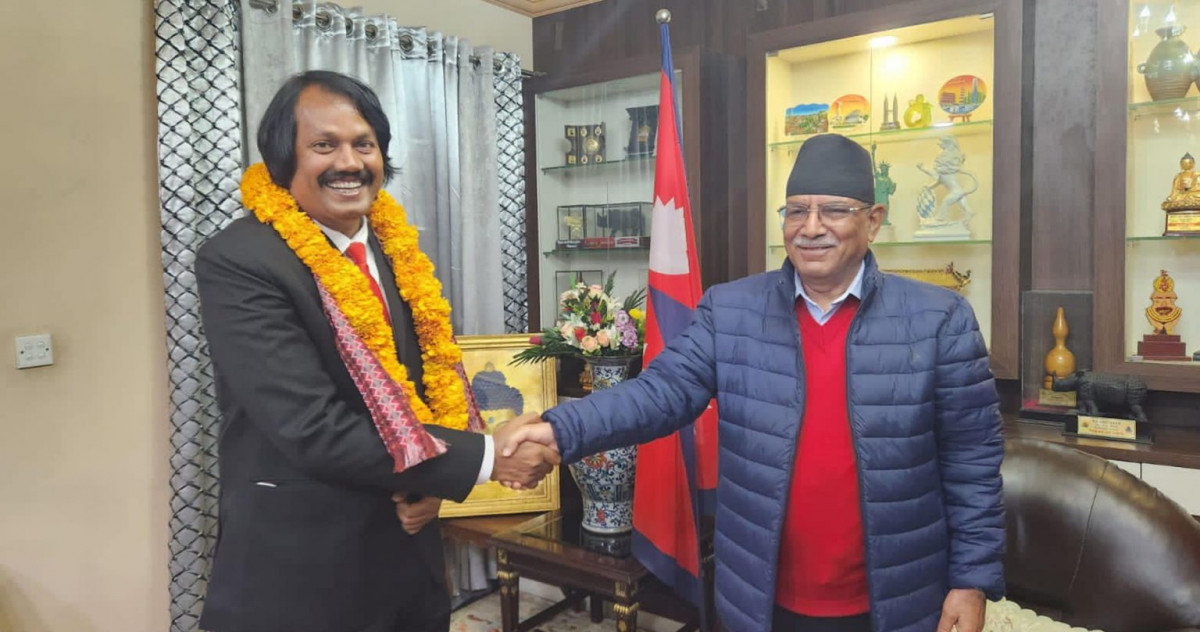प्रधानमन्त्री प्रचण्ड र डा. सीके राउतबीच भेटवार्ता