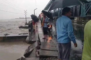 सप्तकोशीमा ट्रक खस्दाँ ट्रक बेपत्ता, सवार तीनको सकुशल उद्धार