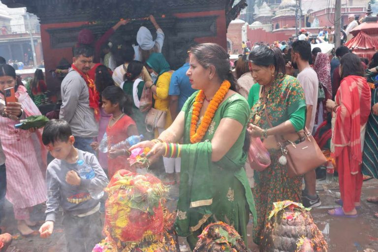 आज साउनको सोमबार, पशुपतिनाथमा भक्तजनको घुइँचो (फोटोफिचर)