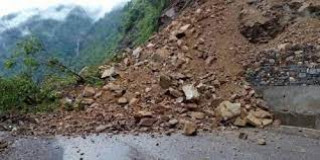 मध्यपहाडी लोकमार्ग पहिरोले अवरुद्ध