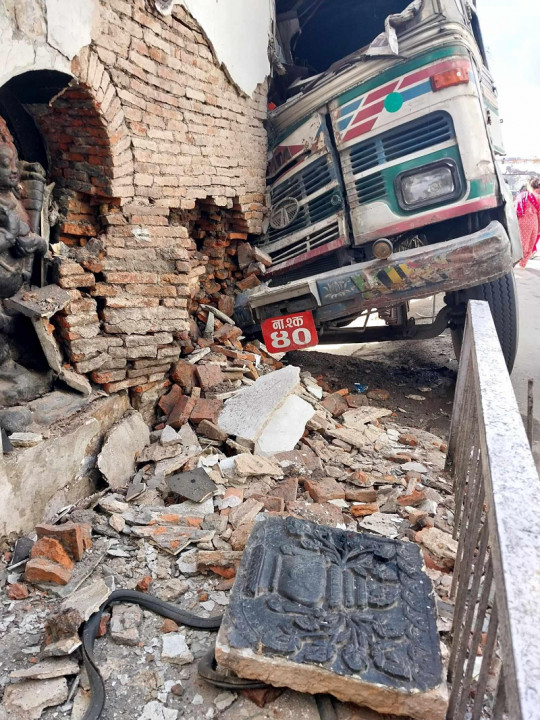 काठमाडौंको महांकाल मन्दिरमा  ट्यांकर ठोक्कियो,  मन्दिरमा के कति क्षति