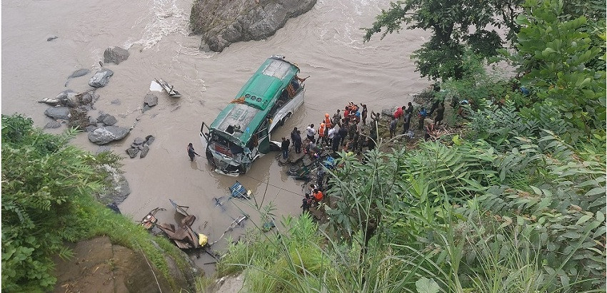 त्रिशूली नदीमा बस खस्यो