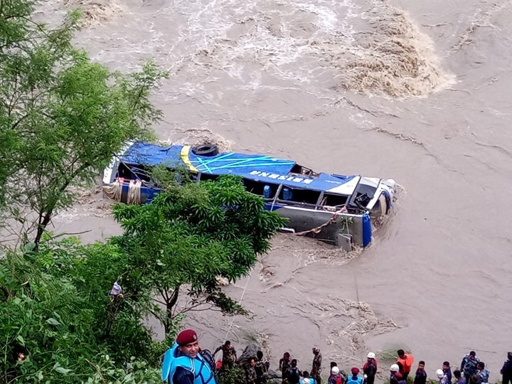 त्रिशूलीमा  बस दुर्घटना : आठ जनाको मृत्यु