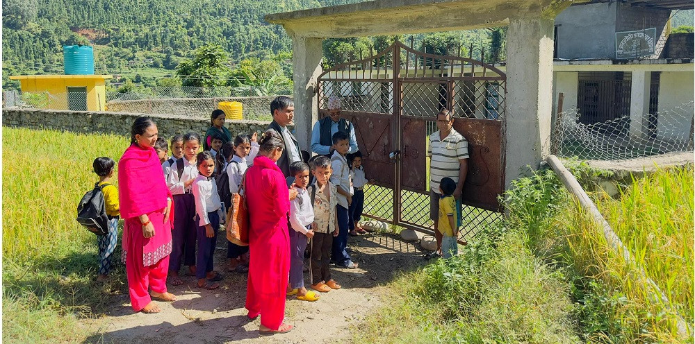 विद्यालयमा भुक्तानी नपाएपछि  तालाबन्दी, पठनपाठन अवरुद्ध
