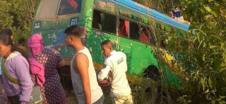 मकवानपुरमा बस दुर्घटना  पाँचको अवस्था गम्भीर, : १५ जना घाइते