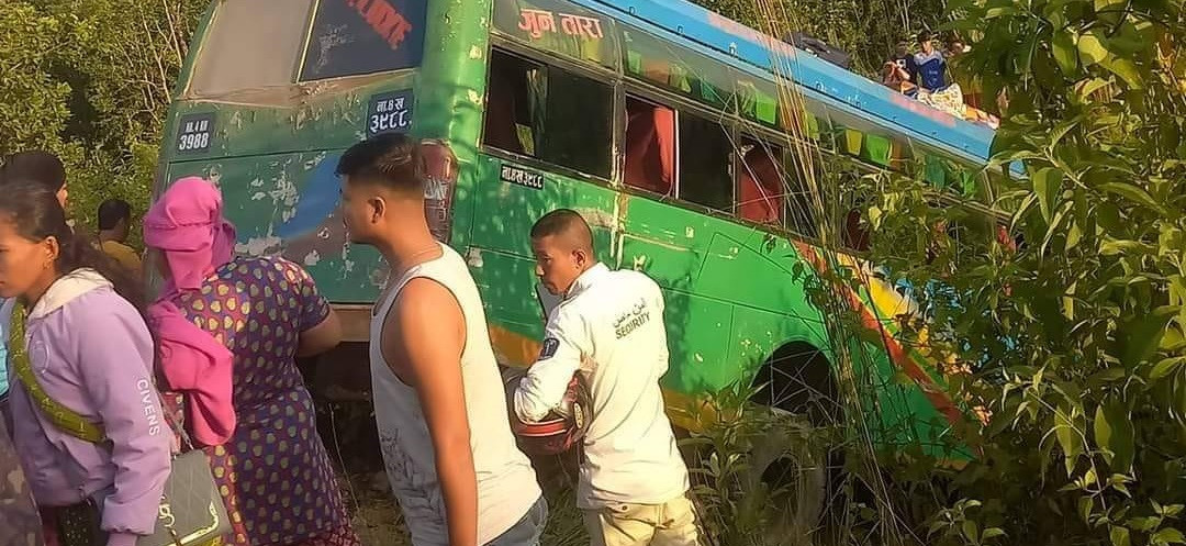 मकवानपुरमा बस दुर्घटना  पाँचको अवस्था गम्भीर, : १५ जना घाइते