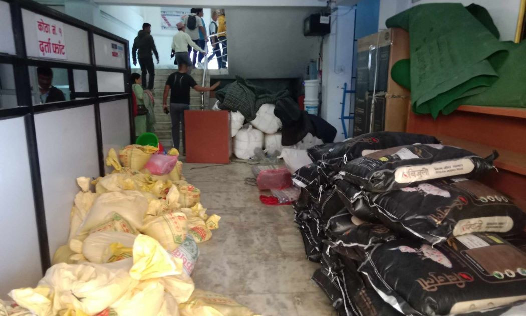 राहत सामग्री नगरपालिकामा, पीडितको घरबाहिर बास