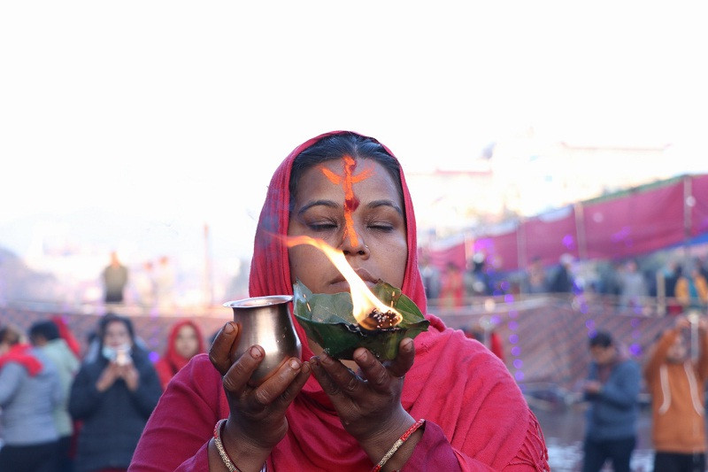 उदाउँदो सूर्यलाई पूजा गरी छठ पर्वको समापन