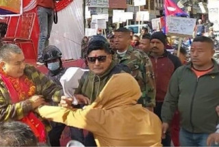 दुर्गा प्रसाईँमाथि हातपात